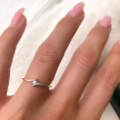 Smal diamant ring i 14 karat guld.- og hvidguld 0,051 ct