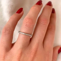 Smal diamantring i 14 karat hvidguld 0,27 ct