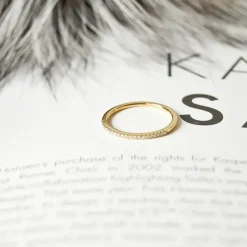 Smal diamantring i 14 karat guld 0,093 ct