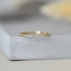 Smal diamantring i 14 karat guld 0,099 ct