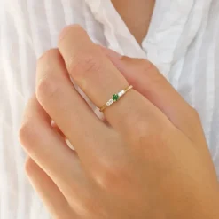 Smal grøn zirkon ring i 9 karat guld