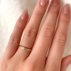 Smal guld ring i 9 karat guld