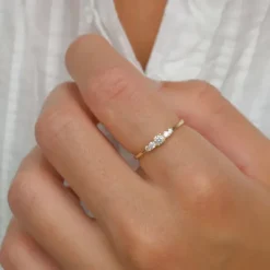 Smal hvid zirkon ring i 9 karat guld