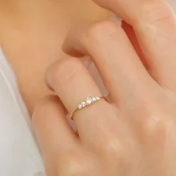 Smal hvid zirkon ring i 9 karat guld