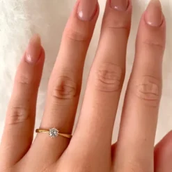 Smal solitairering i 8 karat guld