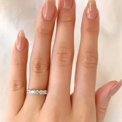 Smal zirkon ring i rhodineret sølv
