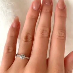 Smal zirkon solitairering i 8 karat hvidguld