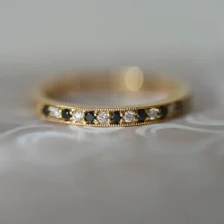 Sort alliancering i 14 karat guld 0,09 ct 0,10 ct