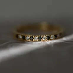 Sort alliancering i 14 karat guld 0,09 ct 0,10 ct