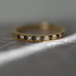 Sort alliancering i 14 karat guld 0,09 ct 0,10 ct