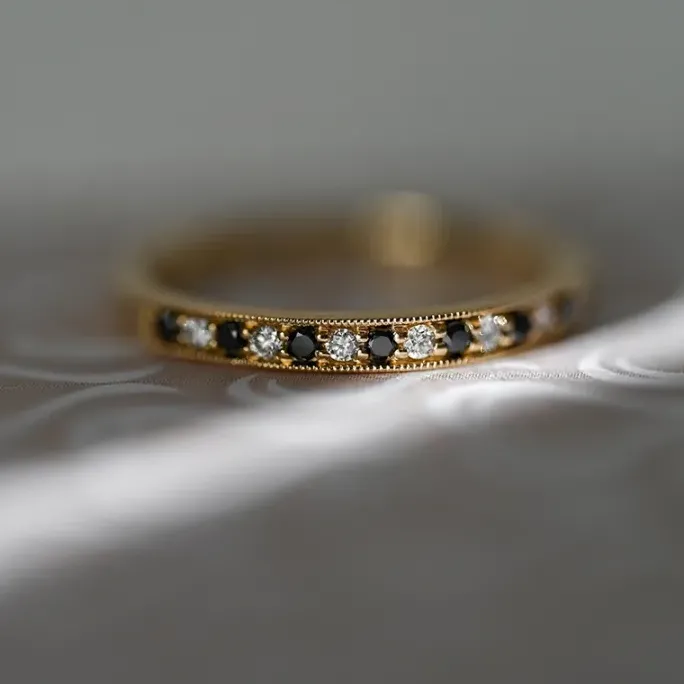 Sort alliancering i 14 karat guld 0,09 ct 0,10 ct