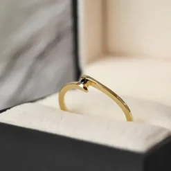 Sort diamant ring i 9 karat guld 0,02 ct