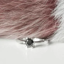 Sort diamant solitairering i 14 karat hvidguld 0,50 ct