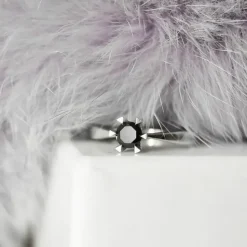 Sort diamant solitairering i 14 karat hvidguld 0,50 ct