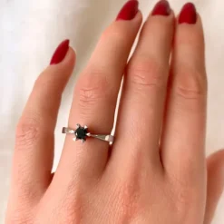 Sort diamant solitairering i 14 karat hvidguld 0,32 ct