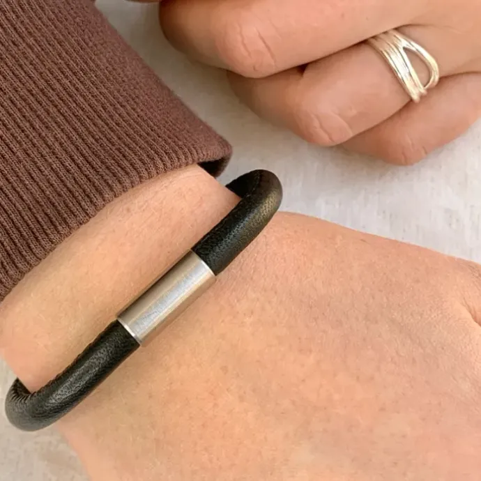 Sort læder armbånd i stål x 6 mm