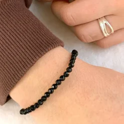 Sort onyks armbånd i satin x 4 mm