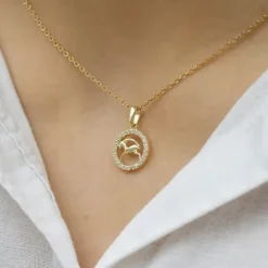 Stjernetegn stenbukken vedhæng i 8 karat guld