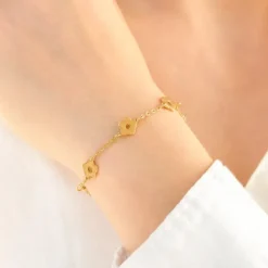 Vandfast blomster armbånd i forgyldt stål - OCEANA