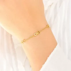 Vandfast infinity armbånd i forgyldt stål - OCEANA
