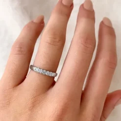 Yndig hvid zirkon ring i sølv